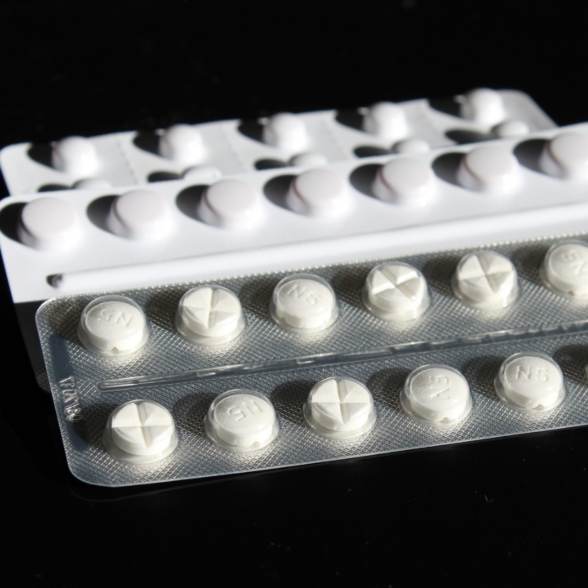 Blister packs of white tablets, some marked with "N5" and others with a cross shape on the surface.